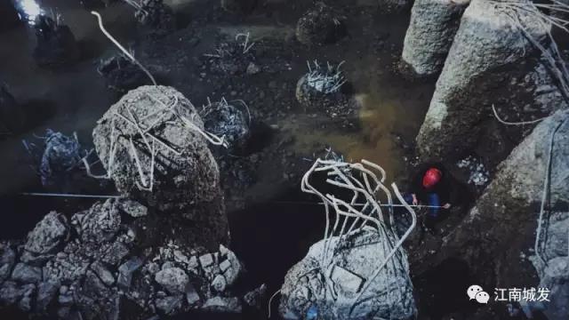 為了第二天清早不影響泥工砌筑磚胎模，夜間進(jìn)行電梯井放線作業(yè)