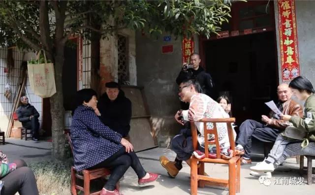 △ 趙明——“這次創(chuàng)作強調(diào)在地性、紀(jì)念性與參與性。我們針對問卷，以外來人的身份，來介入、想象生活在此地的居民，他們發(fā)生的故事和曾經(jīng)的生活狀態(tài)。”