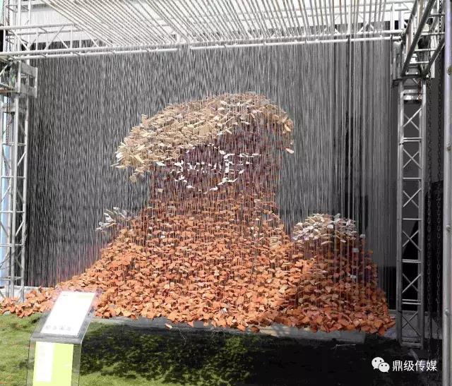 由棚戶區(qū)拆下的磚渣、瓷磚碎片用魚線串成名為《紅海》的藝術(shù)裝置